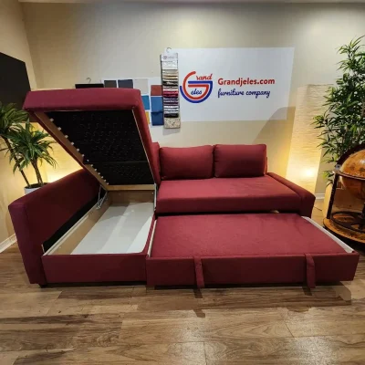 Canapé-lit IKEA Friheten rouge avec coffre de rangement ouvert et lit déplié – modèle remis à neuf.